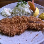 とんかつ かつせい - ロースかつは食べやすいサイズにカットされて提供されます。