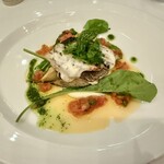 311315248 - モッツァレラチーズとオリーブを詰めたイサキのオーブン焼き