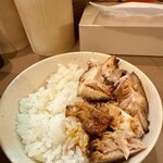 中華蕎麦　丹 - ご飯（チャーシューの切れ端入り）