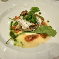 レストランアビエント - モッツァレラチーズとオリーブを詰めたイサキのオーブン焼き