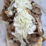 GO KEBAB - ケバブサンド大盛り　ガーリックヨーグルトミックス　一杯入れる為に端を切ってる笑笑