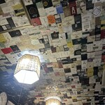 とんとん - 天井にはワインのラベルでいっぱい