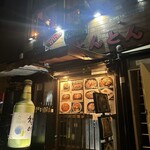 とんとん - お店の前。メニューがでっかく貼ってて、思わず。サムゲタンンは予約だそう。