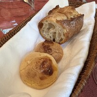 キノシタ - パン　手前のパルメザンっぽいパン、美味しいんですよね
