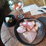 ホテル阪急グランレスパイア大阪クラブラウンジ - 生ハムたちとカプレーゼとチーズ