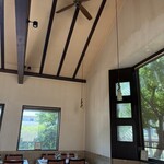 柿の樹 - 天井が高く落ち着ける居心地の良い空間