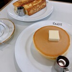 スマート珈琲店 - フレンチトーストの厚みを見よ