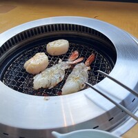 焼肉トラジ PARAM カレッタ汐留店 - このまま食べれるホタテと海老