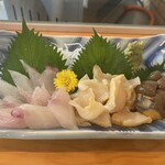 源助 - つぶ刺身　カワハギ刺身