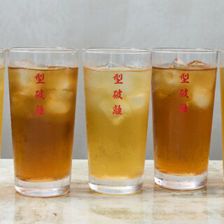 店内で8時間以上かけて抽出した台湾茶を使ったお茶割をどうぞ