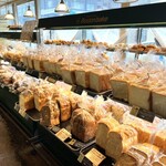 ボストンベイク - パンに埋もれる店内①