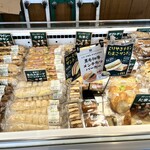 ボストンベイク - パンに埋もれる店内③