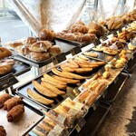 ボストンベイク - パンに埋もれる店内②