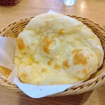 インドダイニング ドルガ - ハーフ＆ハーフランチのナン