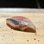 鮨 西崎 - たしか対馬だったかな？素晴らしい鯵。
      弾力がスゴイというわけではないのですが、ほどよい食感で、なにより旨味がいい！
      これも美味しいー(^^)