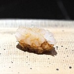 鮨 西崎 - 白海老の昆布〆。
      水分の抜き方にも工夫があって、程よく昆布の旨味が乗りつつも、白海老自体の甘みが凝縮されています。