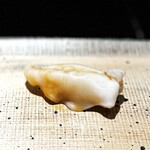 鮨 西崎 - こちらも、その美味しさを西崎さんで教えてもらったイシガキ貝♪
      柔らかな身質に、ほんのりとコリッとした食感を残していて、旨味もしっかり。
      鮨ネタにする貝として、素晴らしい。