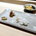 鮨 西崎 - 太刀魚・鱸・水蛸。
      鱸と蛸は違うお塩を使うというこだわりよう。
      太刀魚は梅ダレが絶妙に合いますし、付け合わせの夏牛蒡までちゃんと美味。