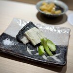 鮨 西崎 - 鰻の白煮の炙り。
      ふわふわっす(^^)