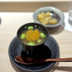 鮨 西崎 - 枝豆の食感が心地よい養老蒸し。
      西崎さんの蒸し料理は、山葵が絶妙に合います♪