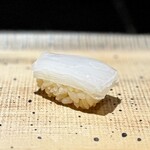 鮨 西崎 - 完全にシグニチャーになった白烏賊。
      当然、握りの強さも春子とは違います。ご常連が増えたからか、詳細な説明はされなくなりましたが、この一貫に途方もない手間が掛かっています(^^)
      もちろん、美味♡