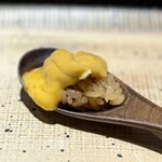 鮨 西崎 - 塩水雲丹。
      匙でいただくのも、これはこれでアリ。