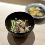 鮨 西崎 - 夏に旬を迎えるというゴマ鯖。
      柔らかな身を、胡瓜との食感コントラストでいただきます。