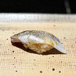 鮨 西崎 - いーわーしー(^^)
      脂乗りが良くて、これがあれば、中トロも大トロもなくてもいいぐらい♪