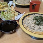 小代 行川庵 - 天ぷらそば全景 そばつゆはかなり少なめ。