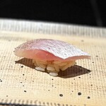 鮨 西崎 - 先の鰻以上に、ふわっふわ〜♪
      握りも優しく、昆布〆も軽く。
      塗るのは、煮切りじやない西崎さんならではの工夫。
      見た目の美しさにも貢献してます(^^)