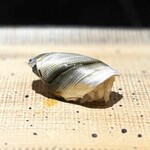 鮨 西崎 - シンコちゃん、柔らか〜い。
      比較的しっかり〆てありますが、旨味はちゃんと感じられる塩梅。