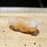 鮨 西崎 - これが、衝撃の鮎魚女！
      食感といい、旨味といい、品といい、とにかく最高に美味しいんです(^^)
      特に、昆布で〆たり寝かせたりはしていないそうで、ネタとして新鮮、驚きも新鮮で♪
      もちろん、この日一番！