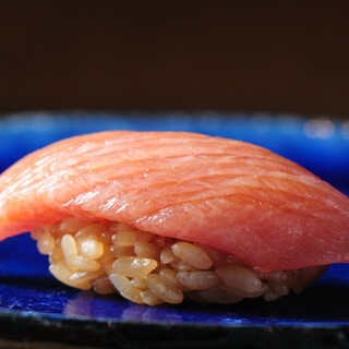 食材にこだわった鮨◎鮮度の高い魚と米酢・赤酢のシャリ