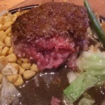 ヒッコリー - 料理写真:ジャーマンハンバーグは中がレア