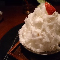 よろにく - かき氷。誕生日とのことで、花火が二本刺さって登場。左にある銀色の棒二本