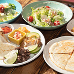 PUBLIC HOUSE Ritz - コースの料理（シーザーサラダ、ケサディーヤ、タコスセット、ハニーマスタードチキン、タコライス）