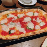 オービカ モッツァレラバー 梅田店 - ピッツァ クラシカ
                    (プーリア産トマトのソース、バジル、モッツァレラ)