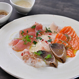 新鮮な海の幸◎訪れる度に楽しめる「カルパッチョ5種盛り」