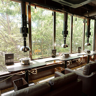 夜景が楽しめる特等席も完備。特別な日に相応しいシックな空間