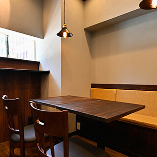 木目も取り入れた落ち着いた雰囲気は、団体利用や貸切もOK