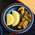 やぶ善 - 二種盛りが嬉しい、箸休めの"お漬物"。