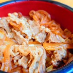 やぶ善 - 飴色に仕上がった牛丼。旨くないわけがない。