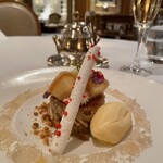 フランス料理 アジュール(ヨコハマ グランド インターコンチネンタル ホテル) - 白桃とアールグレイのサバラン