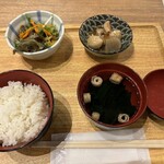 Hakata Sakaba Airashika Hamamatsucho Hamasaito Ten - 先提供的定食包括飯、湯、沙拉和煮物