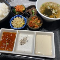 大徳壽 みなとみらい - ランチセットのご飯・スープ・キムチ・ナムル盛合わせ・タレ