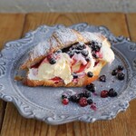 ベリーとバニラとマスカルポーネのクロワッサンサンド