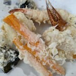 いもや - 隠れて見えませんが直径3cm厚さ2cmの帆立の天ぷらは絶品。単品でも500円で食べられます