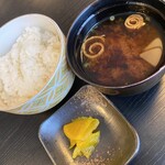ふじ井 - 赤だし味噌汁、漬物、白飯✧︎*。
