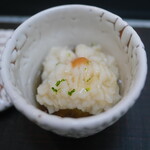 日本料理 TOBIUME - 湯引きのハモと、下に焼きナス。