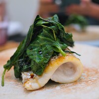 日本料理 TOBIUME - 1.5キロの太刀魚を炭火で焼いて、上には炒めた空心菜。